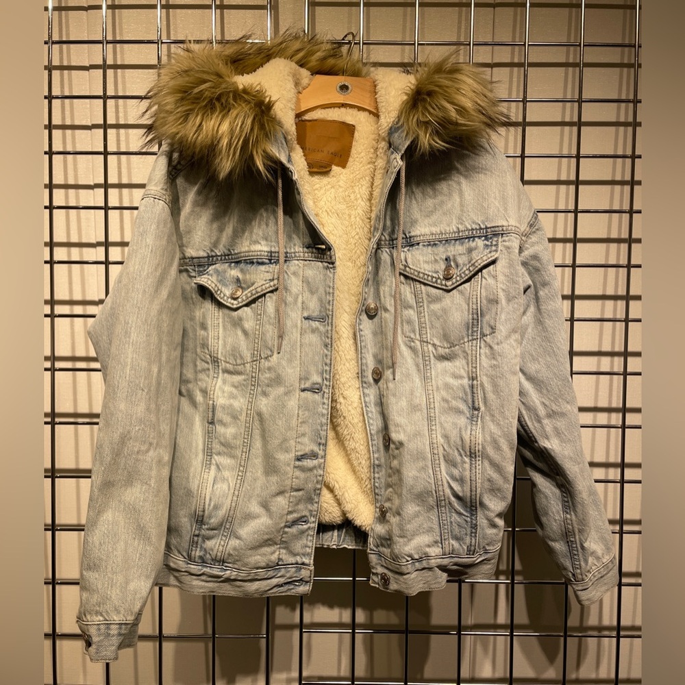 AMERICAN EAGLE DENIM BOMBER JACKET WITH FAUX FUR HOOD LINING - SIZE SMALL - NEW!